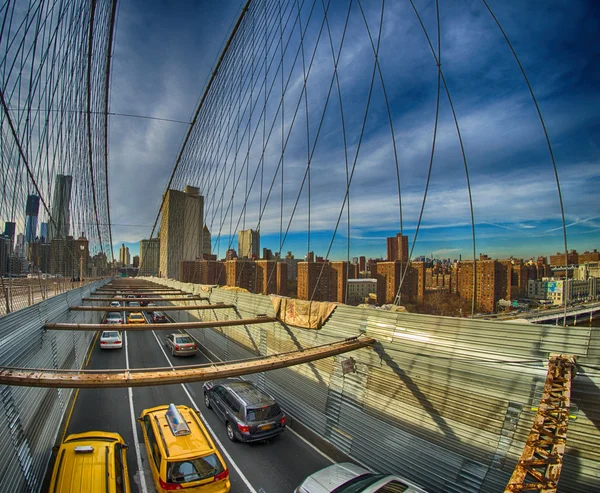 Taxifahrer überquert die Brücke über den Bach in New York, Skyline der Stadt — Stockfoto