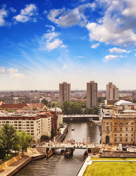 Luchtfoto van Berlijn en spree rivier in een mooie zomerdag — Stockfoto