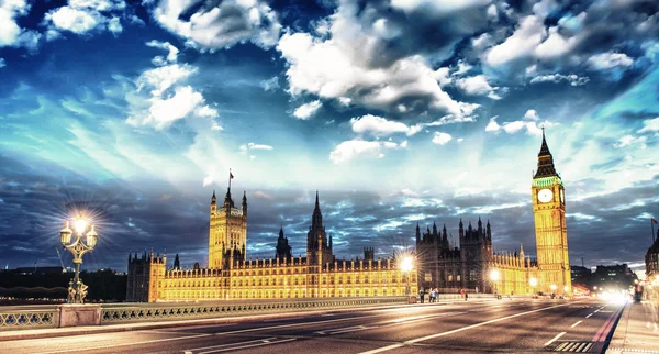 Big ben och Riksdagshuset i skymningen från westminster bridge — Stockfoto