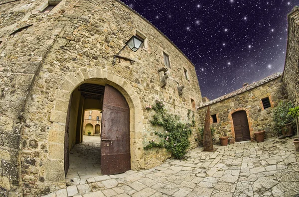 Arquitetura Medieval e Casas de uma pequena cidade na Toscana — Fotografia de Stock