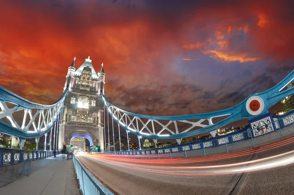 Zachód słońca nad mostu tower bridge - Londyn — Zdjęcie stockowe