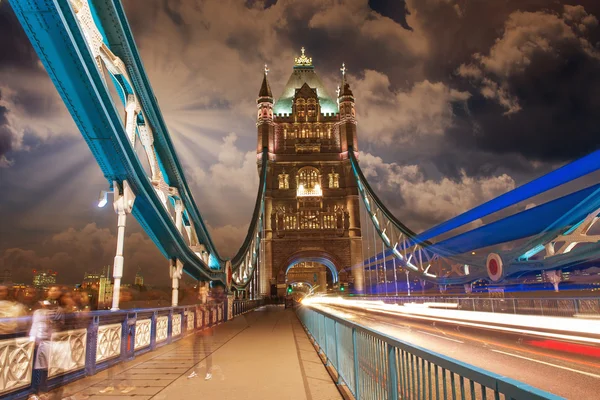 Tower bridge araba hafif trails - Londra ile gece — Stok fotoğraf