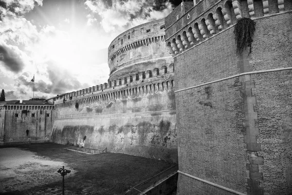 Castel santangelo, sonbahar günbatımı, güzel yan görünümü - Roma