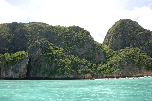 Бирюзовые воды красивого острова Пхи Пхи - Таиланд — стоковое фото