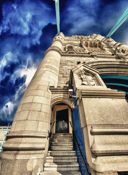 Tempestade sobre a poderosa estrutura da Tower Bridge em Londres — Fotografia de Stock