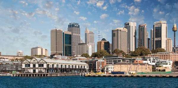 Mrakodrapy sydney harbour v port jackson, přírodní přístav o — Stock fotografie