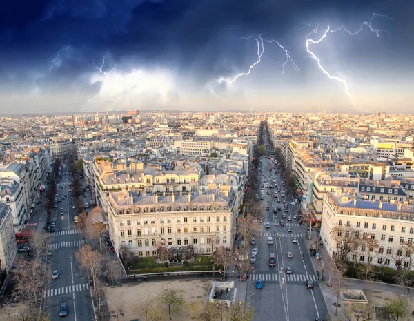 Шторм над Парижем, панорамный вид с Триумфальной арки — стоковое фото