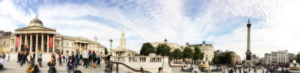 LONDON, SEP 29: Tourists enjoy beautiful Trafalgar Square, Septe