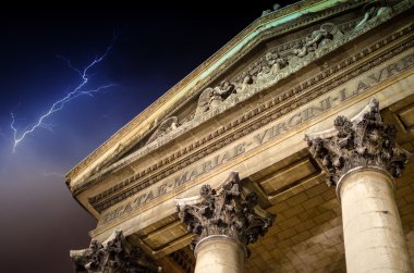 Kışın Paris mimari detay