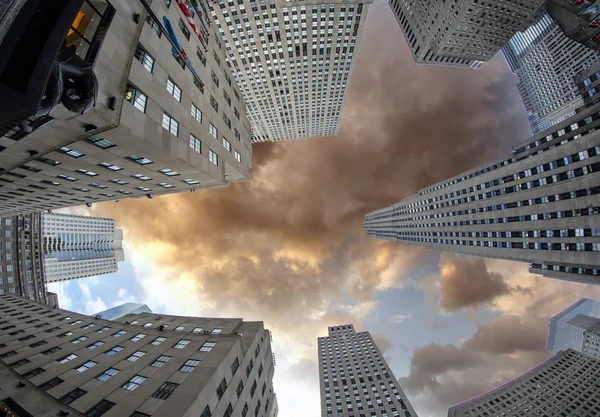 Riesige Wolkenkratzer unter dramatischem Himmel — Stockfoto