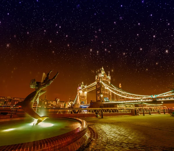 Tower bridge i st katharine docks dziewczyna z dolpin fontanna — Zdjęcie stockowe