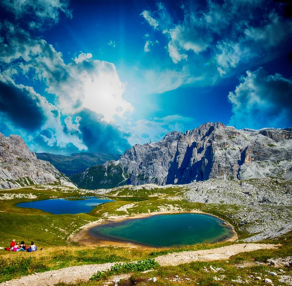 Krásný západ slunce nad alpin jezer, italské Dolomity — Stock fotografie