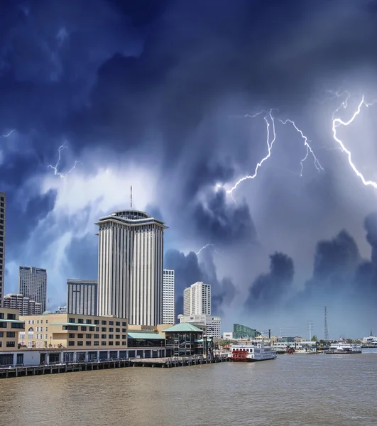 Onweer over new orleans, louisiana — Stockfoto