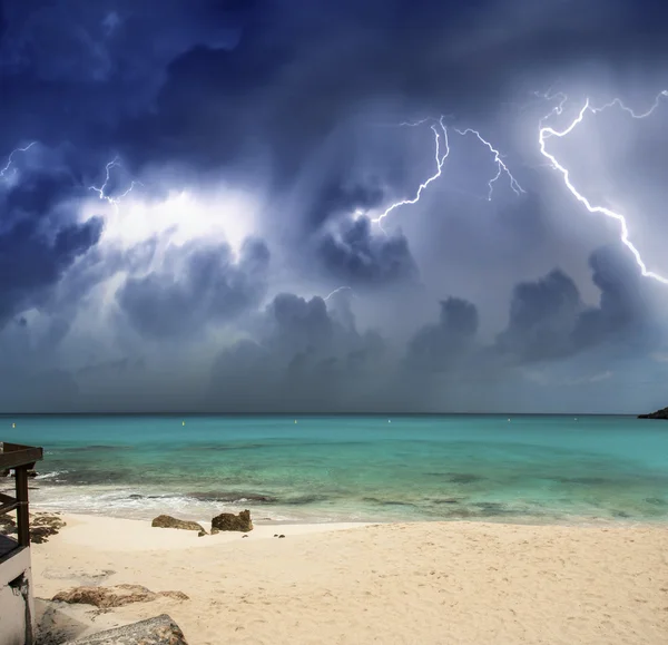 Piękna plaża w nocy z zbliża się burza z piorunami — Zdjęcie stockowe