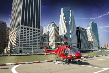 Kırmızı helikopter new york gece kalkışa hazır