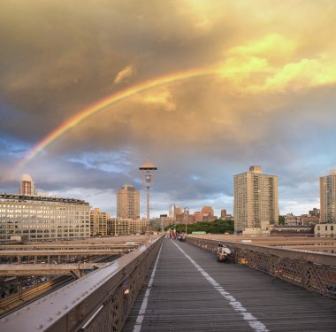 gökkuşağı ve new york skyline üzerinde dramatik gökyüzü