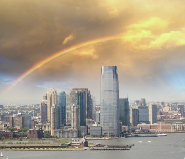Jersey city skyline ile hudson Nehri, rainbow ile havadan görünümü