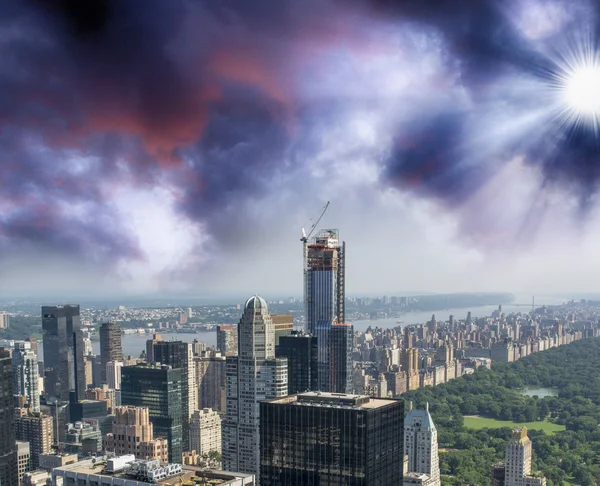 New York City. Schöne Skyline in der Sommersaison — Stockfoto