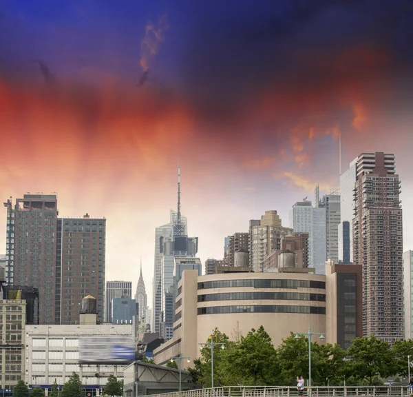 Panoramę miasta z dramatyczne niebo zachód — Zdjęcie stockowe