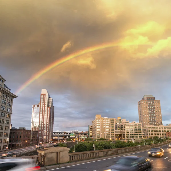 Sunset over Brooklyn with cars speeding up on the bridge, New Yo — Stock Photo, Image