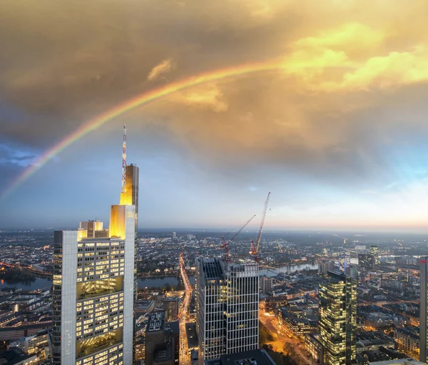 Arcobaleno sullo skyline della città — Foto Stock