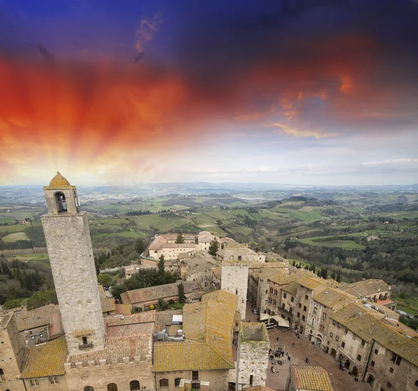 Antico borgo medievale della Toscana, Italia. Vista aerea in primavera — Foto Stock