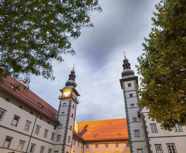 Abendfarben in Klagenfurt. schöne Sehenswürdigkeiten der Stadt in den Hauptstädten — Stockfoto