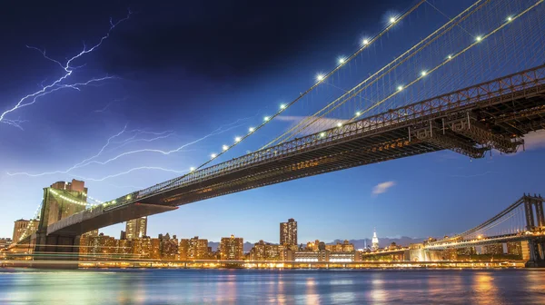 Brooklyn, New York. Night colors with storm over main city landm — Stock Photo, Image