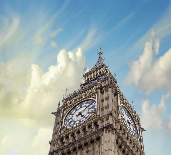 伦敦大笨钟塔顶反对戏剧性的天空 — 图库照片