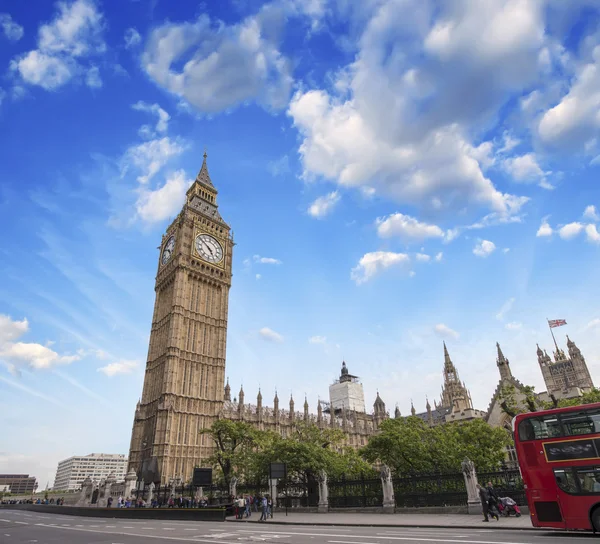 Big Bena i autobus piętrowy w Londynie — Zdjęcie stockowe