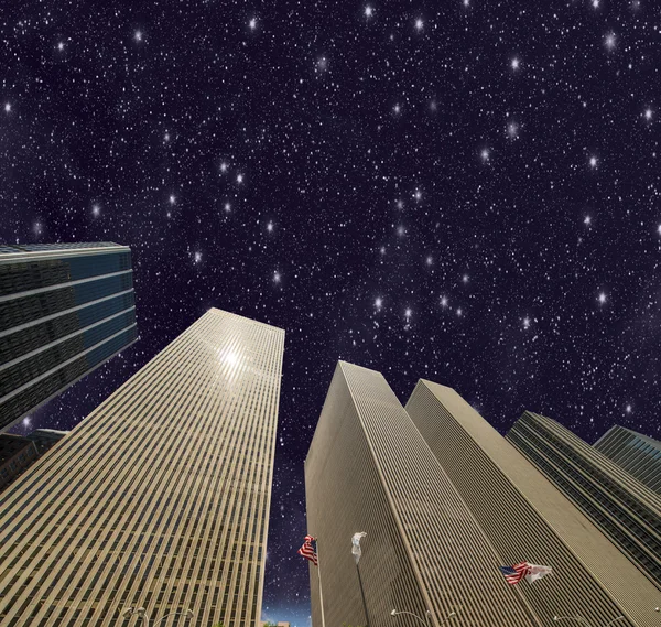 Sterren en kleuren van de nacht in new york. prachtige moderne gebouwen, — Stockfoto