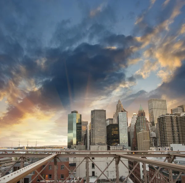 Buildings of lower Manhattan as seen from Brooklyn Bridge at sun — Stock Photo, Image