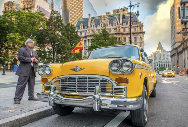 Vintage scene in New York. Old yellow cab in city streets — Stock Photo, Image