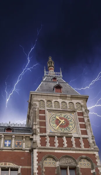 Европейское здание с приближающимся штормом — стоковое фото