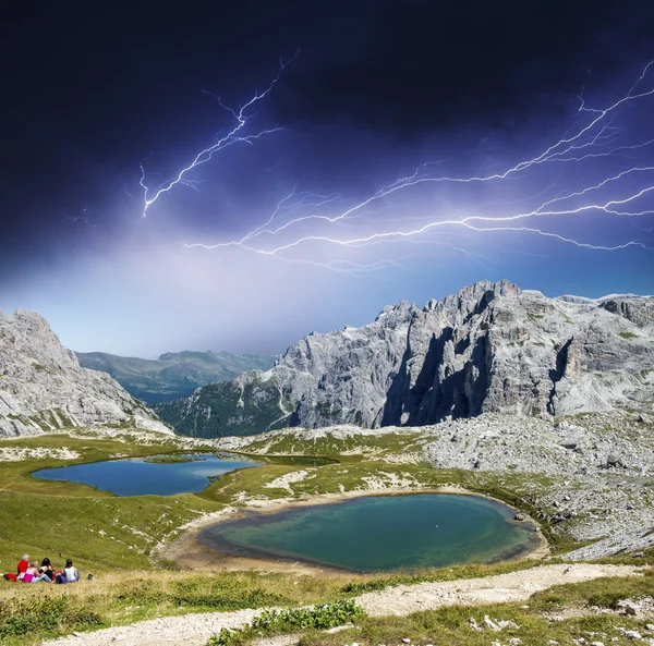 Гроза над горным ландшафтом с озерами и скалами — стоковое фото