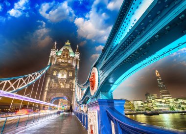 gece boyunca kule Köprüsü, Londra. metal structur mavi şekiller