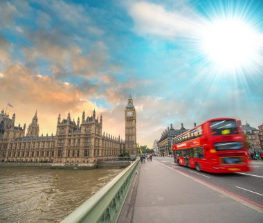 Çift katlı kırmızı otobüs geçiş Westminster Bridge. Büyük Ben ve r