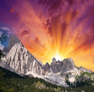 Harika yaz günbatımı dolomites Park'ta. Alpin arazi ve p