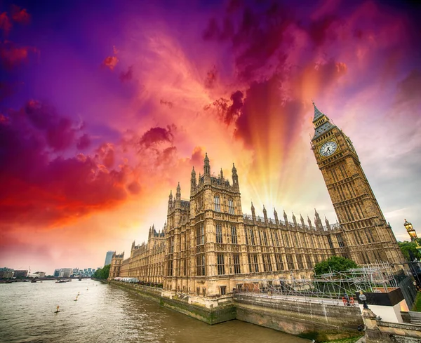 Houses of Parliament and River Thames, London. Beautiful wide an — Stock Photo, Image