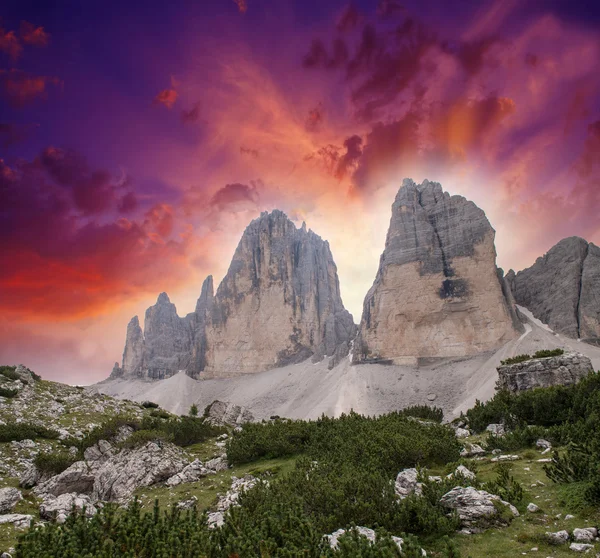 Prachtige bergtoppen bij zonsondergang — Stockfoto