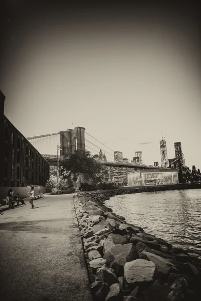 Vista do pôr do sol do Brooklyn Bridge Park na temporada de verão - NYC — Fotografia de Stock