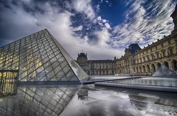 Paris - 27 Nov: Louvren Pyramid lyser vid soluppgången på November 27t — Stockfoto