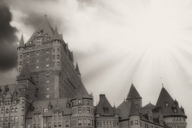 eski görüş quebec ve chateau frontenac dramatik gökyüzü ile,