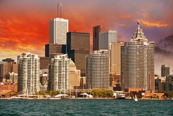 Toronto. schöner Blick auf die Skyline der Stadt vom Ontariosee — Stockfoto