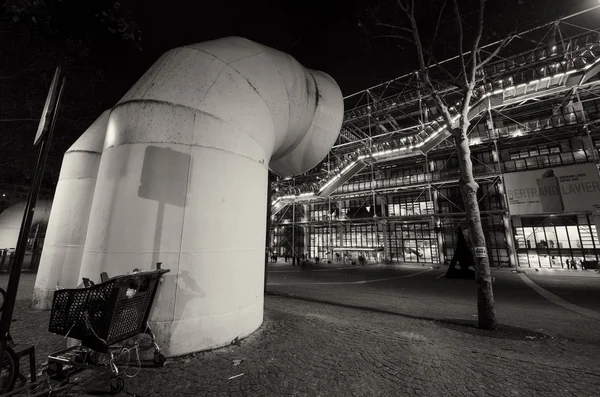 パリ - 11 月 30 日: センター ジョルジュ ・ ポンピドゥー (1977 年)、夜にない表示 — ストック写真