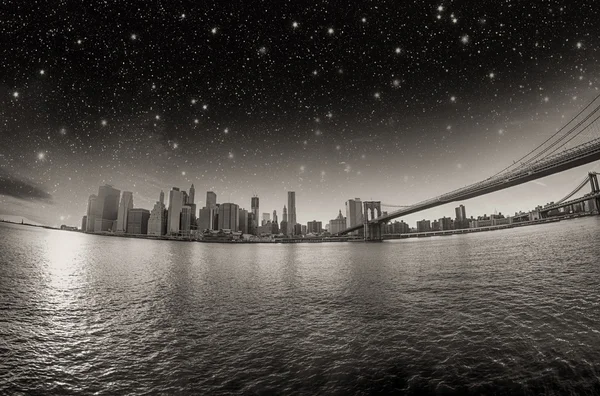 Vue spectaculaire du pont de Brooklyn depuis la rive de Brooklyn à winte — Photo