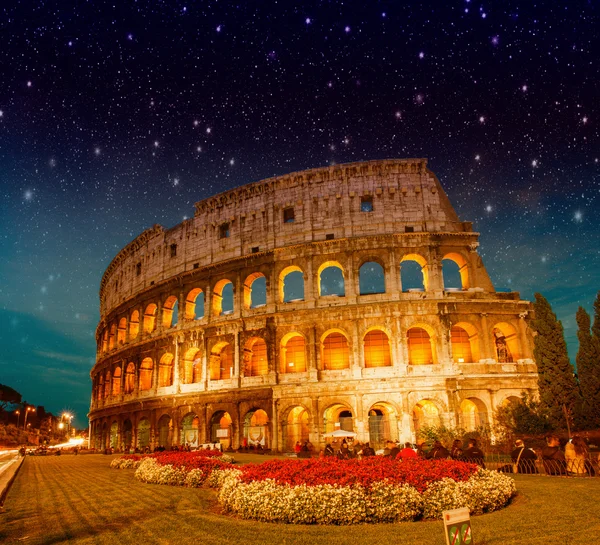 रोम में कोलोसियम के ऊपर नाटकीय आकाश। फ्लेवियन एम्फ का नाइट व्यू — स्टॉक फ़ोटो, इमेज