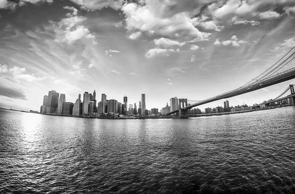 Spectaculair uitzicht op brooklyn brug van brooklyn kust bij winte — Stockfoto