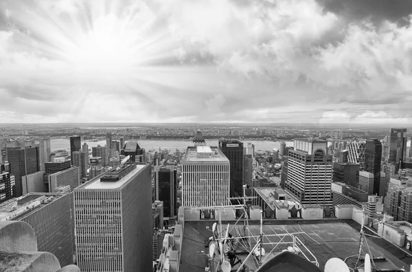 New york city - manhattan skyline bij zonsondergang in de winter — Stockfoto