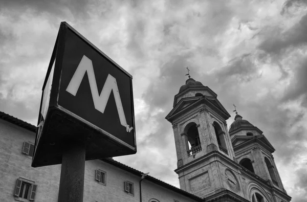 Semn de metrou în Roma cu Biserica Trinity în fundal — Fotografie, imagine de stoc